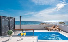 Villa Eni Beachfront Apartment With Pool